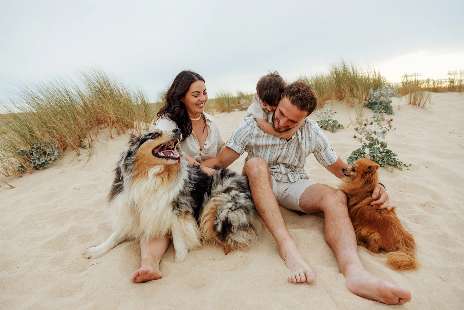 famille avec leurs chiens dans les dunes lors d’une séance photo en vacances dans les Landes