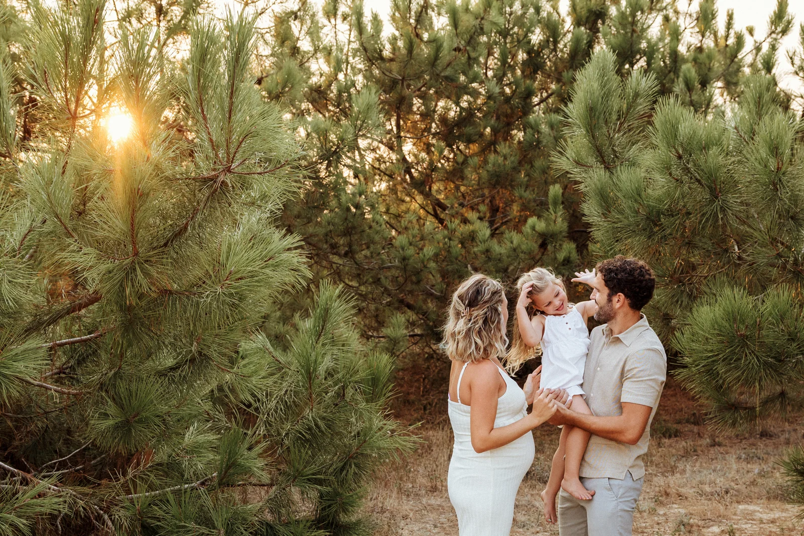 famille avec enfant dans la forêt de pins au coucher du soleil lors d’une séance photo dans les Landes