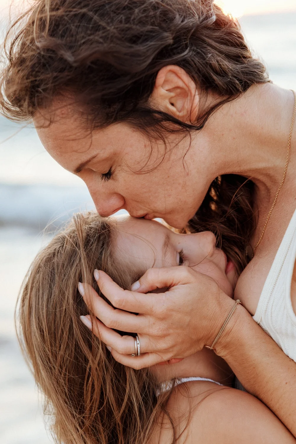 maman embrassant son enfant lors d’une séance photo famille pleine de complicité dans les Landes