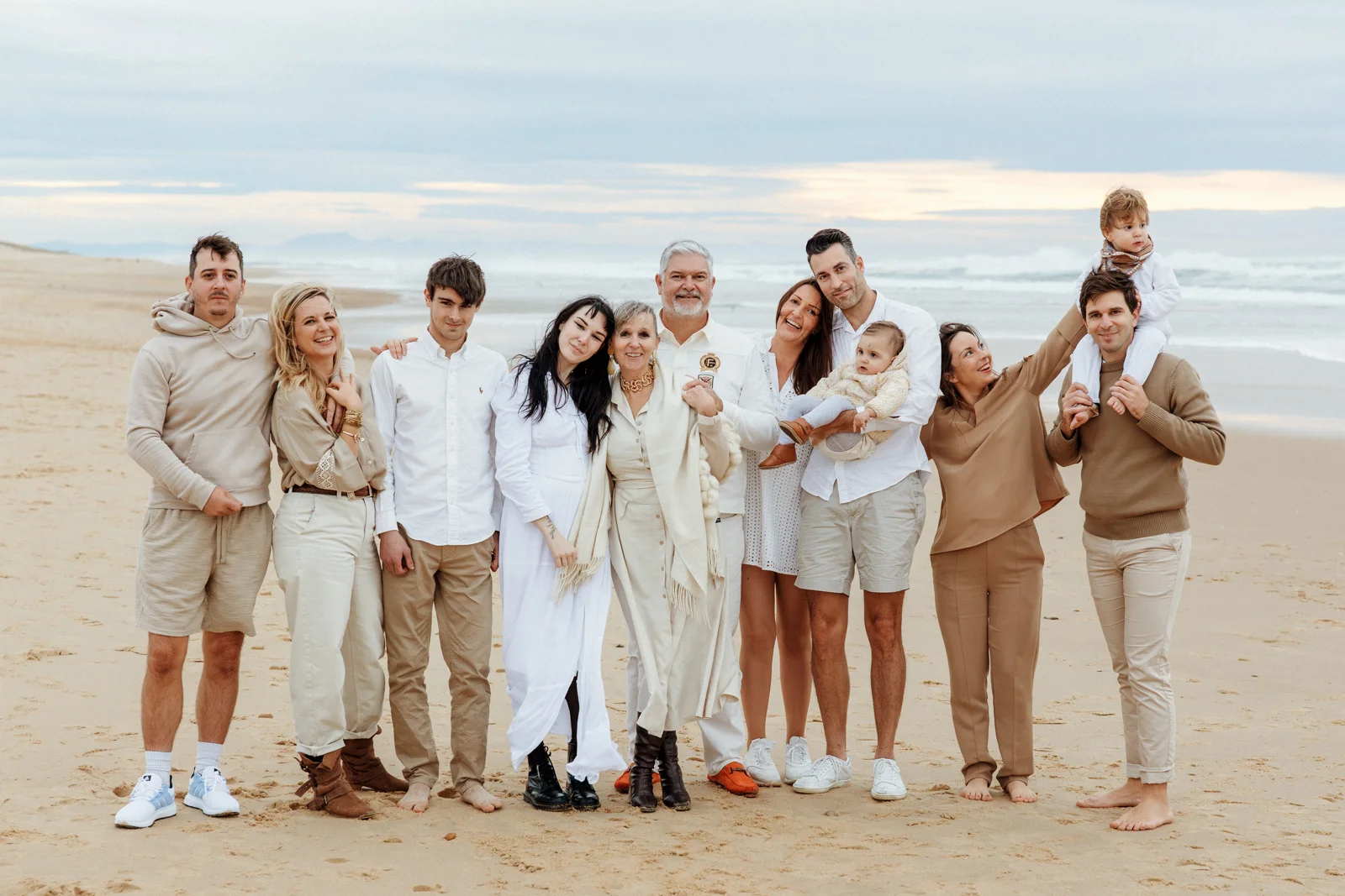 grande famille réunie sur la plage lors d’une séance photo dans les Landes