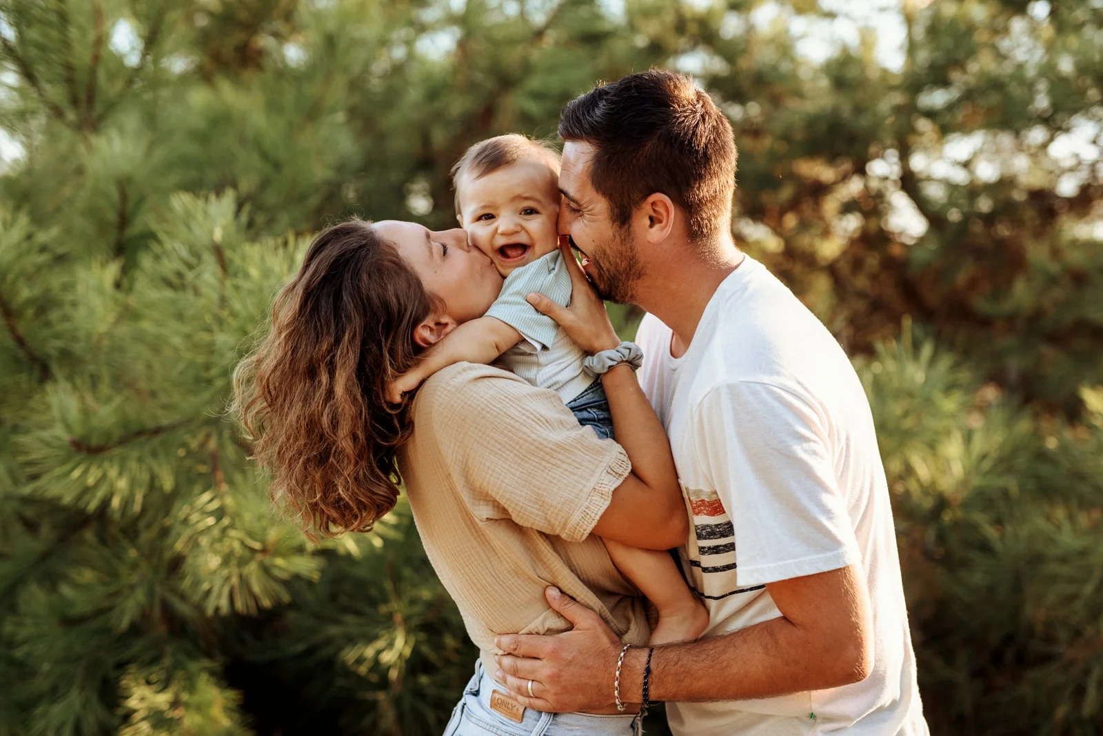 parents avec leur bébé dans les bras lors d’une séance photo famille dans les Landes