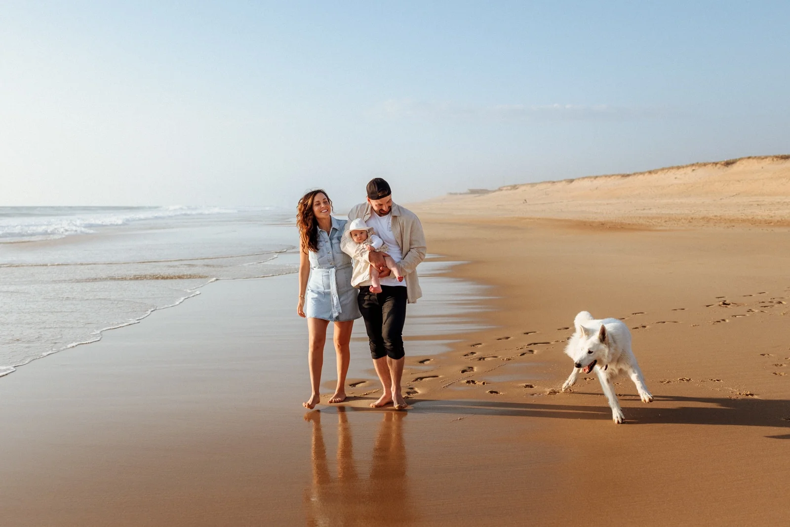 famille avec leur chien marchant sur la plage lors d’une séance photo dans les Landes