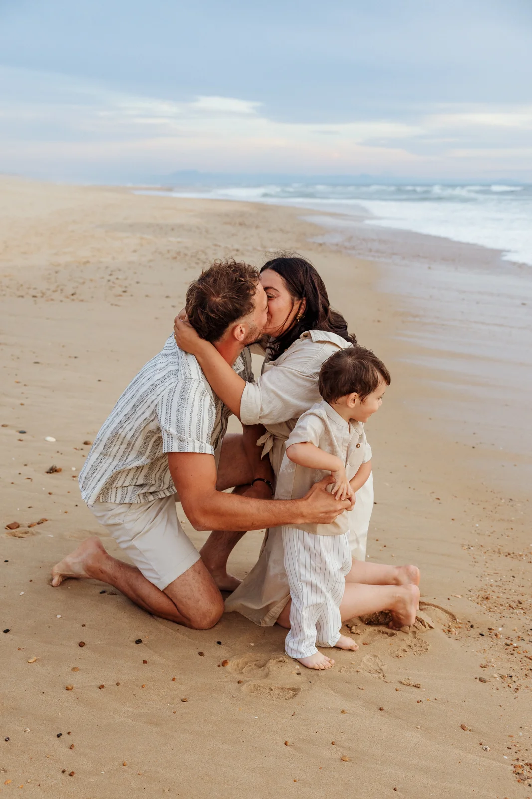 Couple s’embrassant après une demande en mariage sur la plage de Soustons dans les Landes