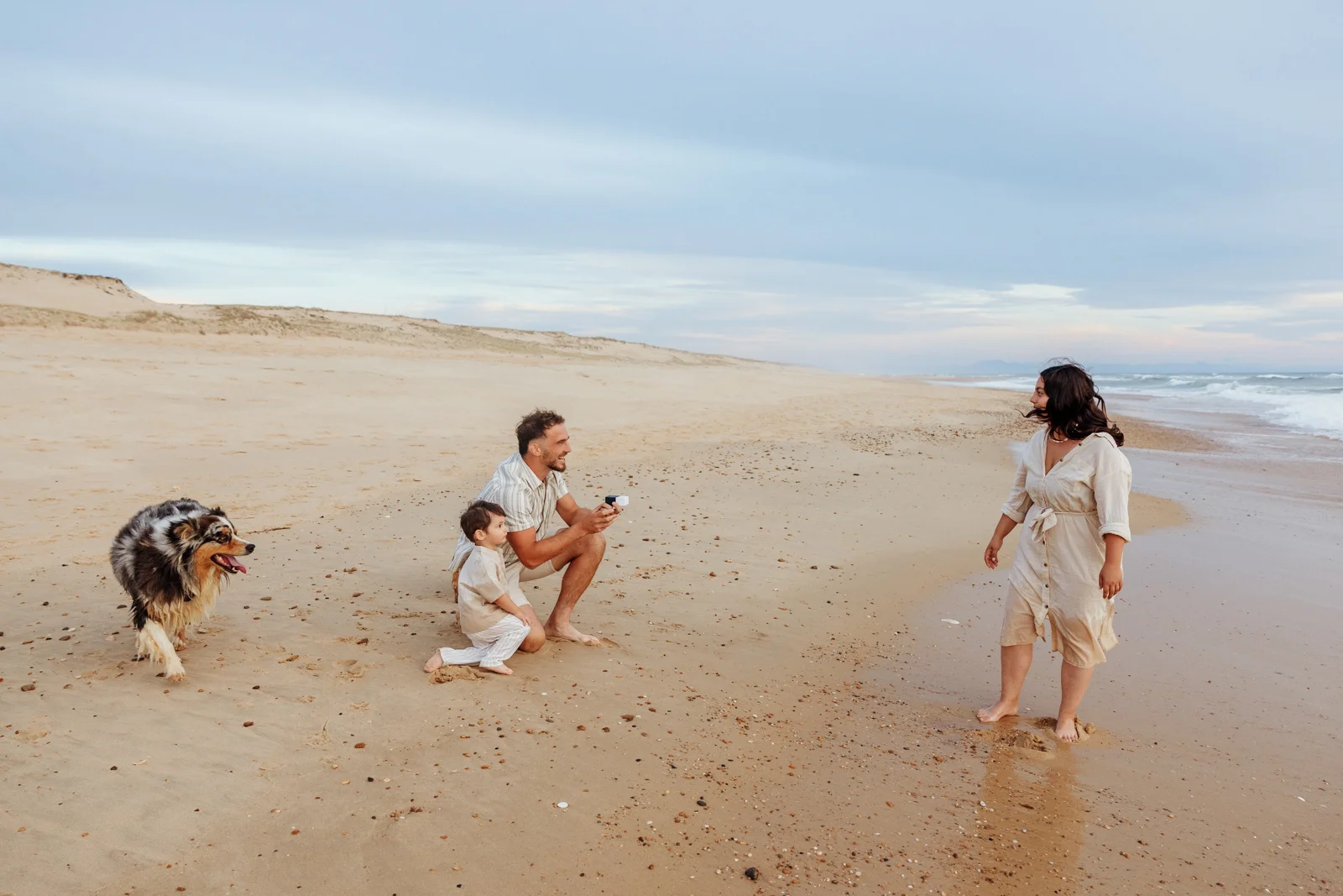 Demande en mariage surprise pendant une séance photo famille sur la plage de Soustons dans les Landes