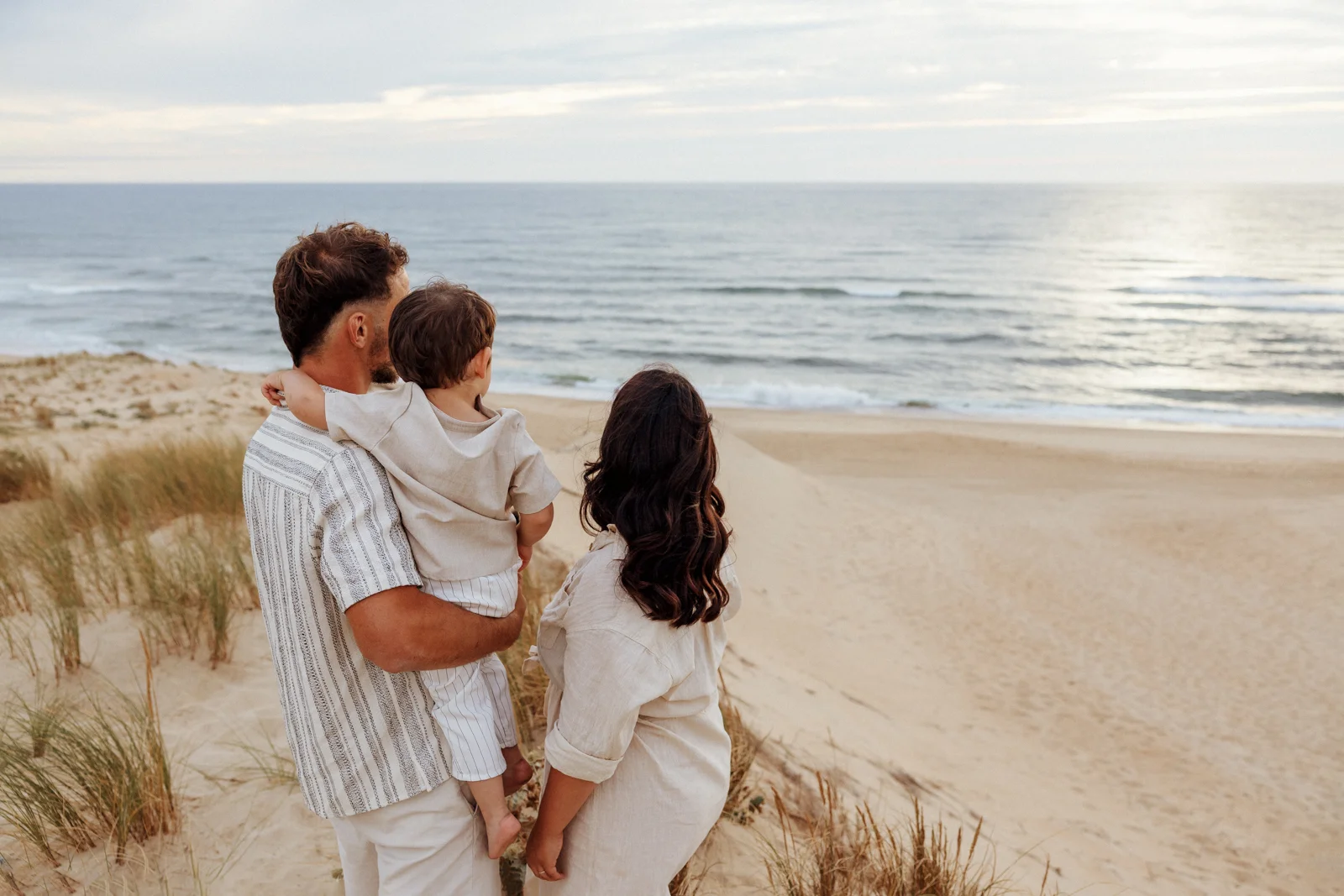 Séance photo famille avec chiens dans les Landes entre plage et dunes