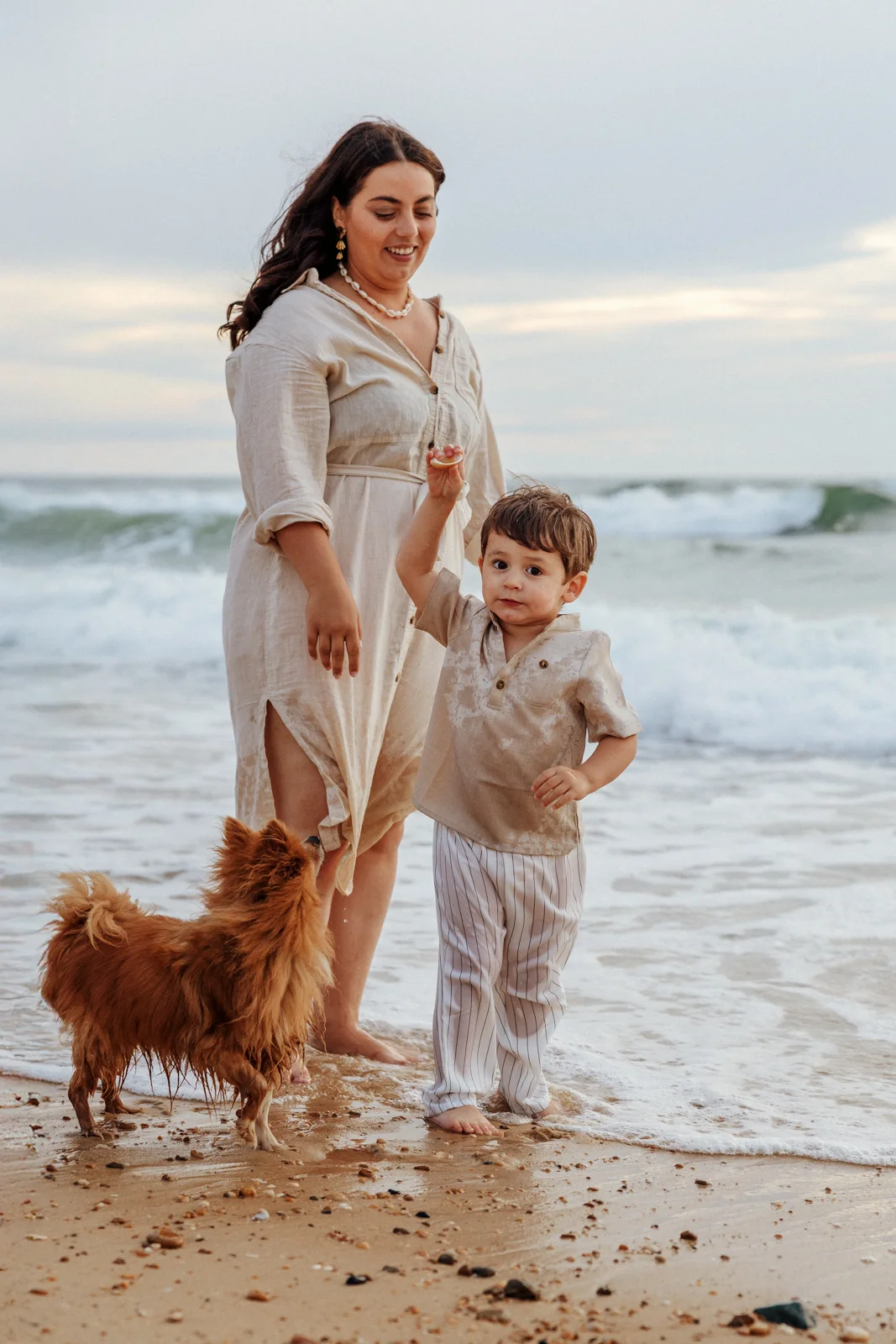 Maman avec son fils et leur petit chien au bord de l’eau pendant une séance photo à Soustons dans les Landes