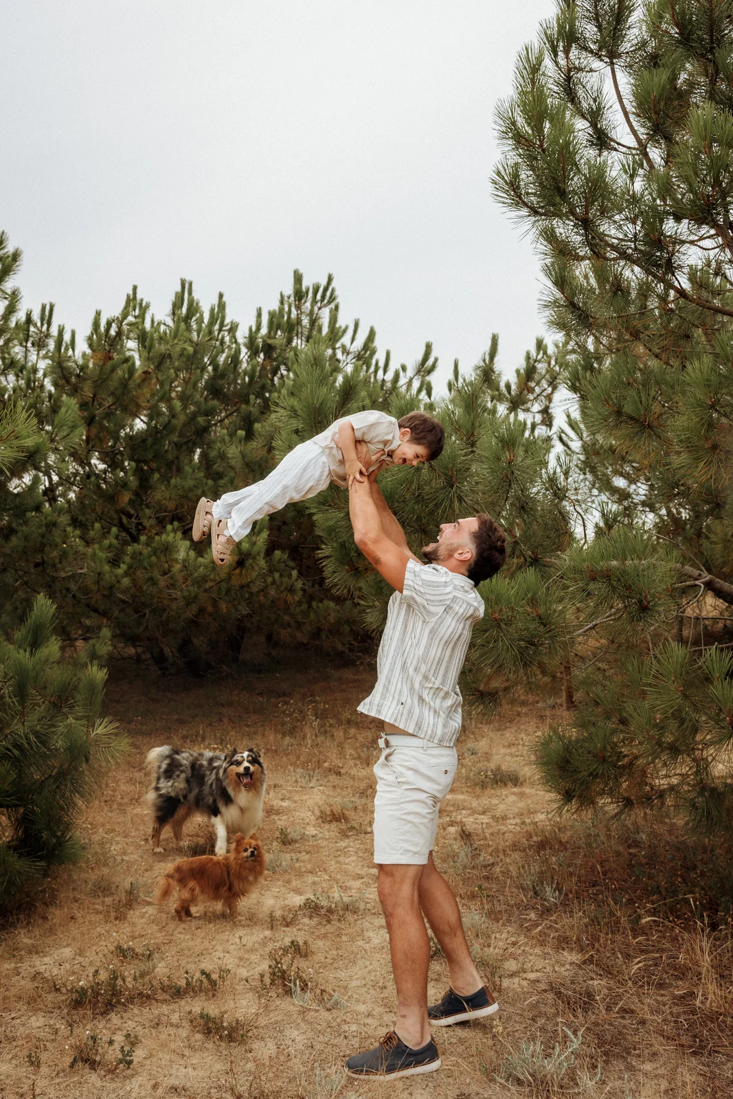 Papa jouant avec son fils pendant une séance photo famille en forêt dans les Landes