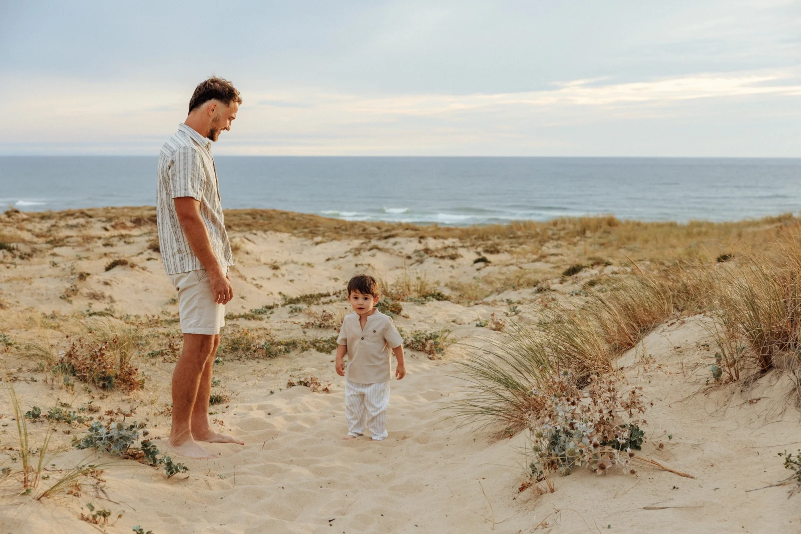 Papa avec son petit garçon dans les dunes pendant une séance photo famille à Soustons dans les Landes