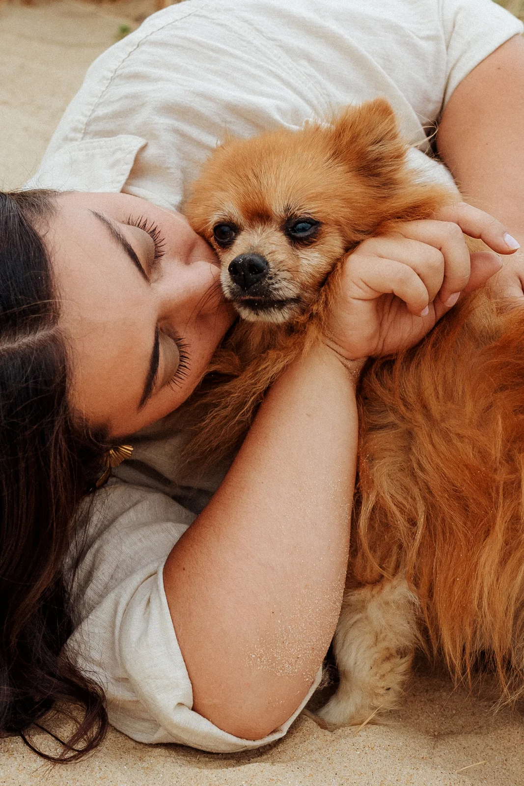 Portrait tendre d’une femme avec son chien pendant une séance photo famille dans les Landes