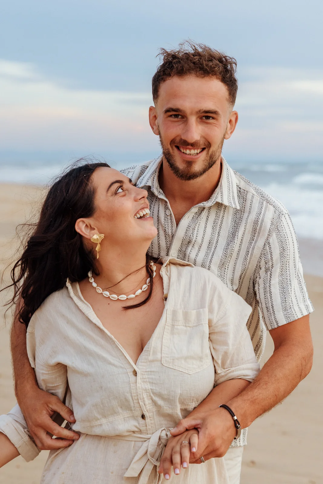 Portrait d’un couple après une demande en mariage sur la plage dans les Landes