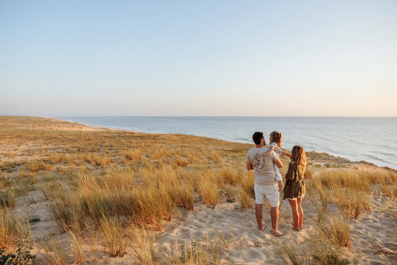 Famille dans les dunes lors d’une séance photo sur une plage des Landes
