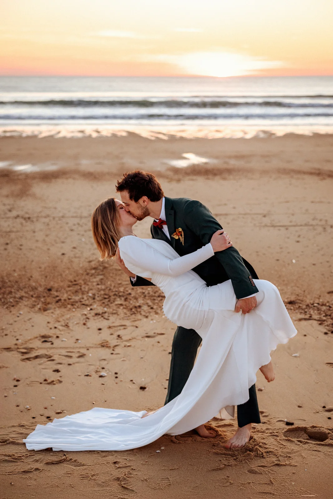 Couple de mariés sur une plage des Landes au coucher du soleil