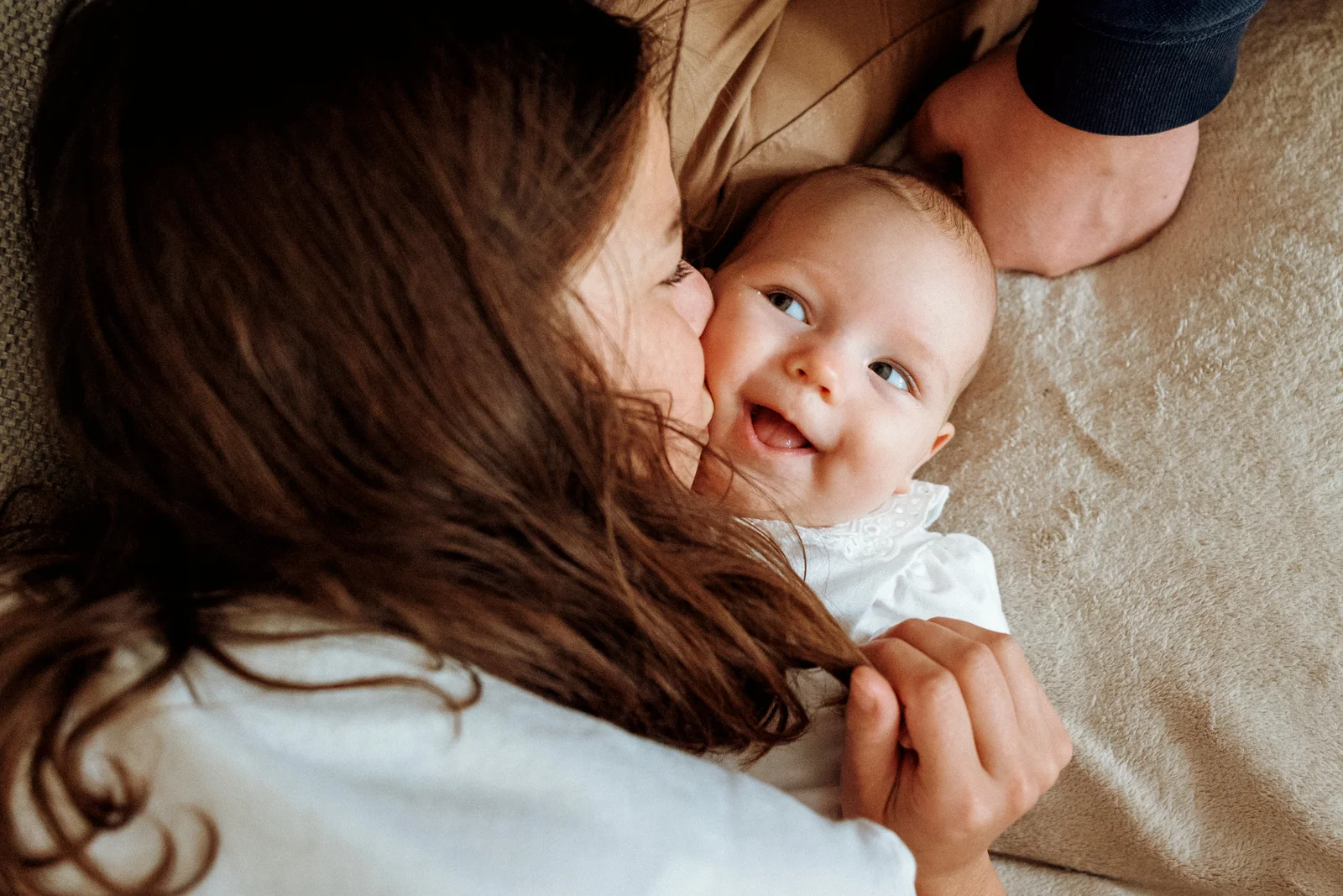 Moments complices entre une maman et son bébé pendant une séance photo famille
