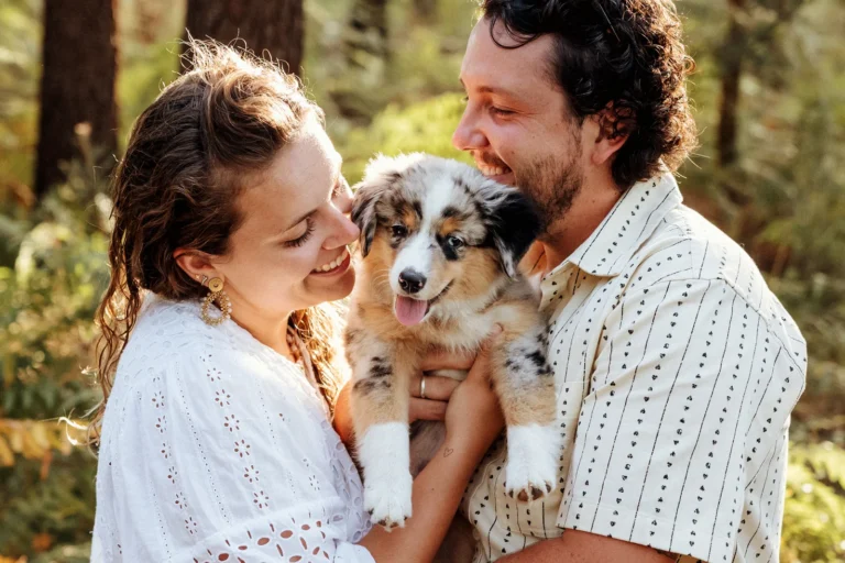 Couple avec son chiot berger américain pendant une séance photo dans les Landes