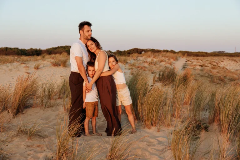 Famille profitant d'une séance photo dans les dunes pendant ses vacances à Messanges dans les Landes