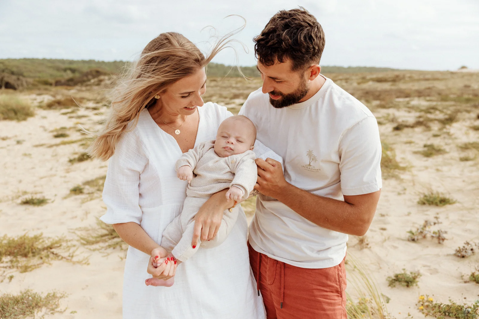 portrait de famille avec bébé sur la plage